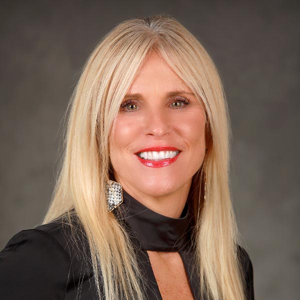 Suzanne Pucci headshot.